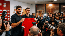 Liverpool busca al Dibu Martínez como sustituto de Alisson