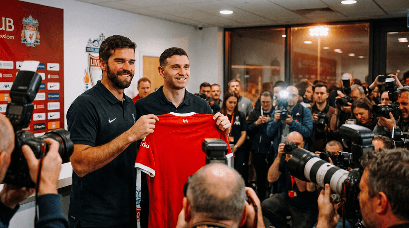 Liverpool busca al Dibu Martínez como sustituto de Alisson