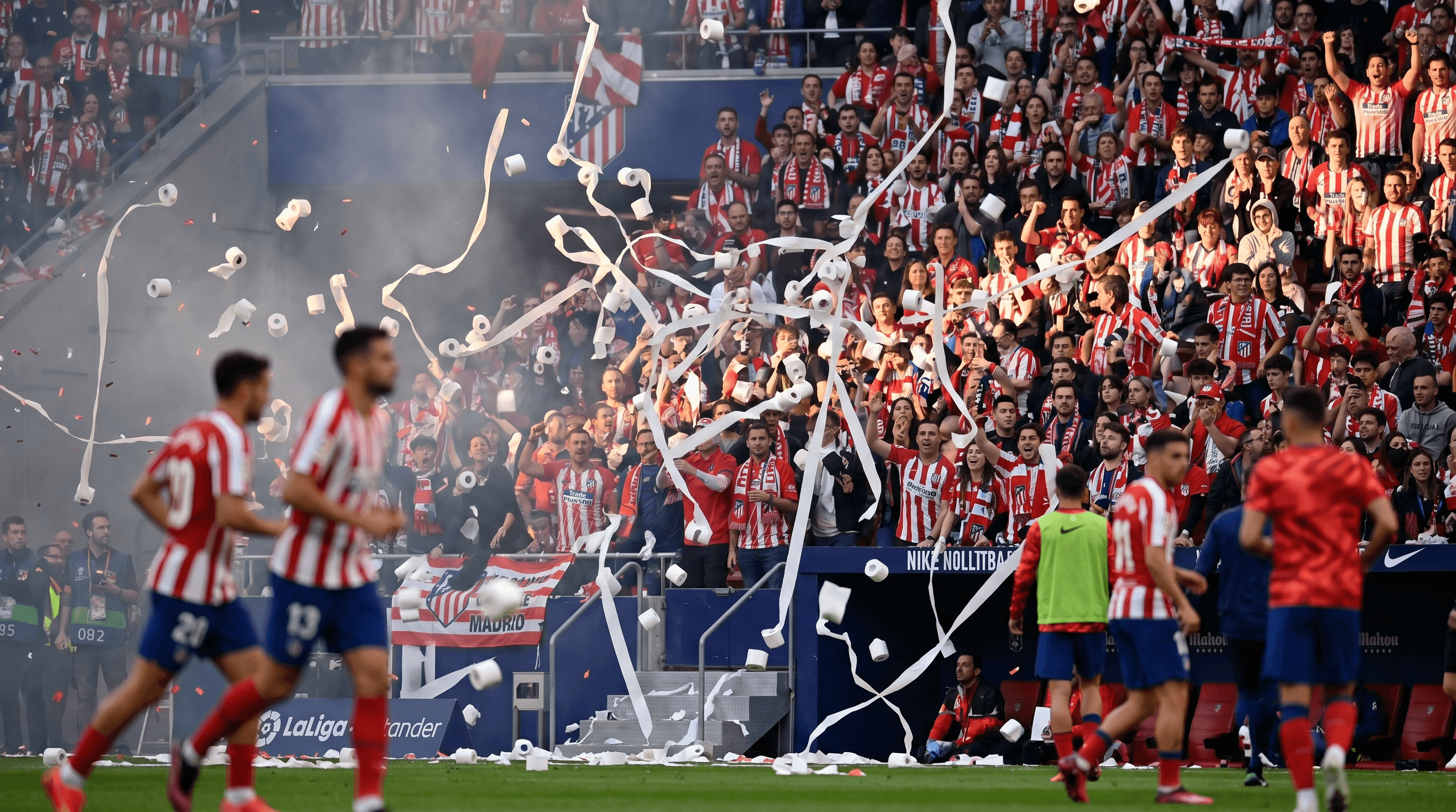 Multa de la UEFA al Atlético de Madrid por lanzamiento de rollos de papel