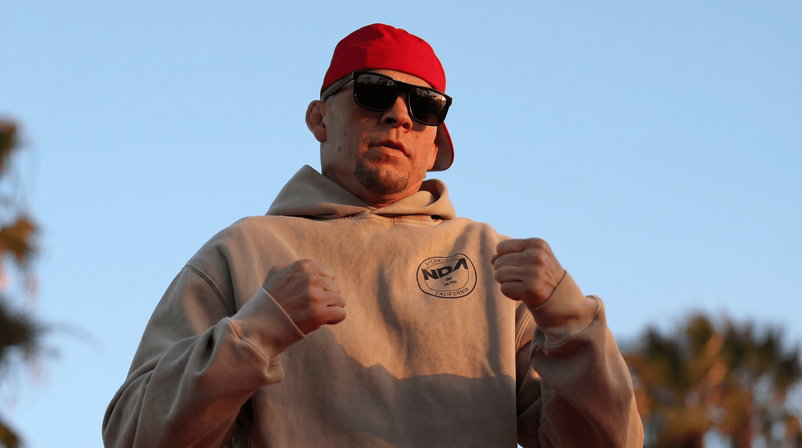 Nate Diaz en conferencia de prensa antes de su pelea contra Mike Perry