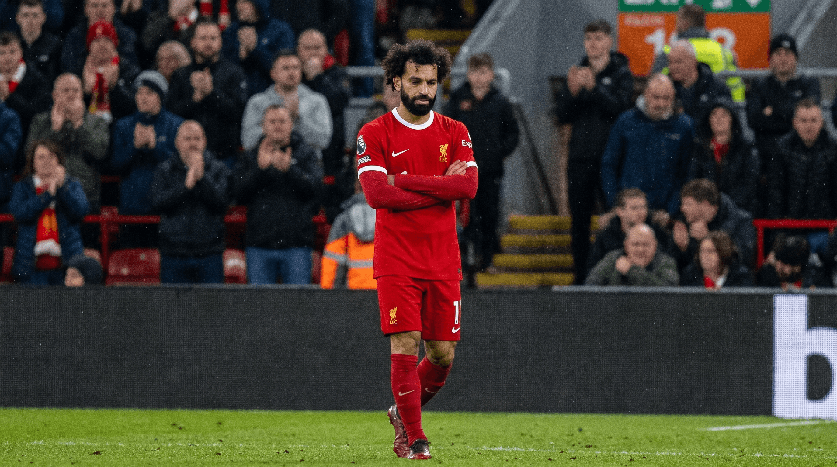 Mohamed Salah en un partido con Liverpool en Anfield.