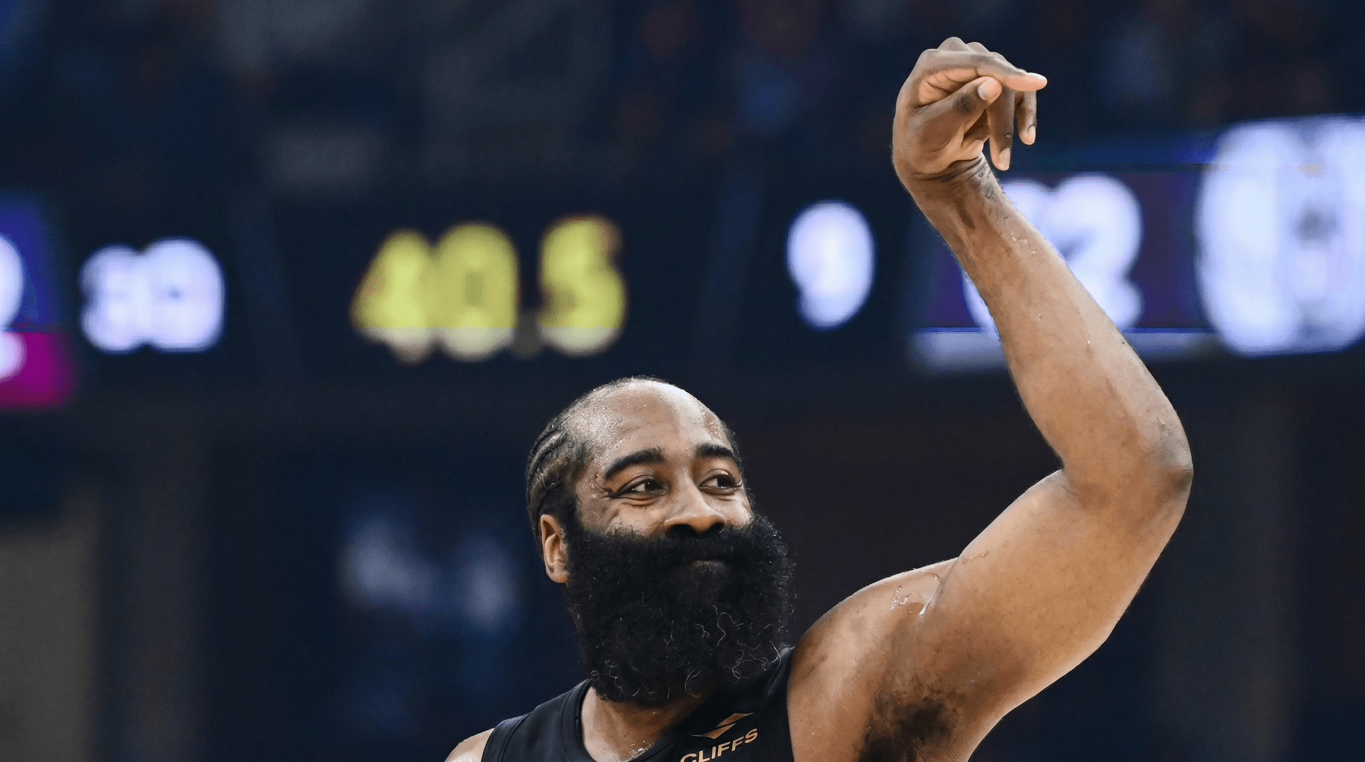 James Harden durante un partido con los Cavaliers